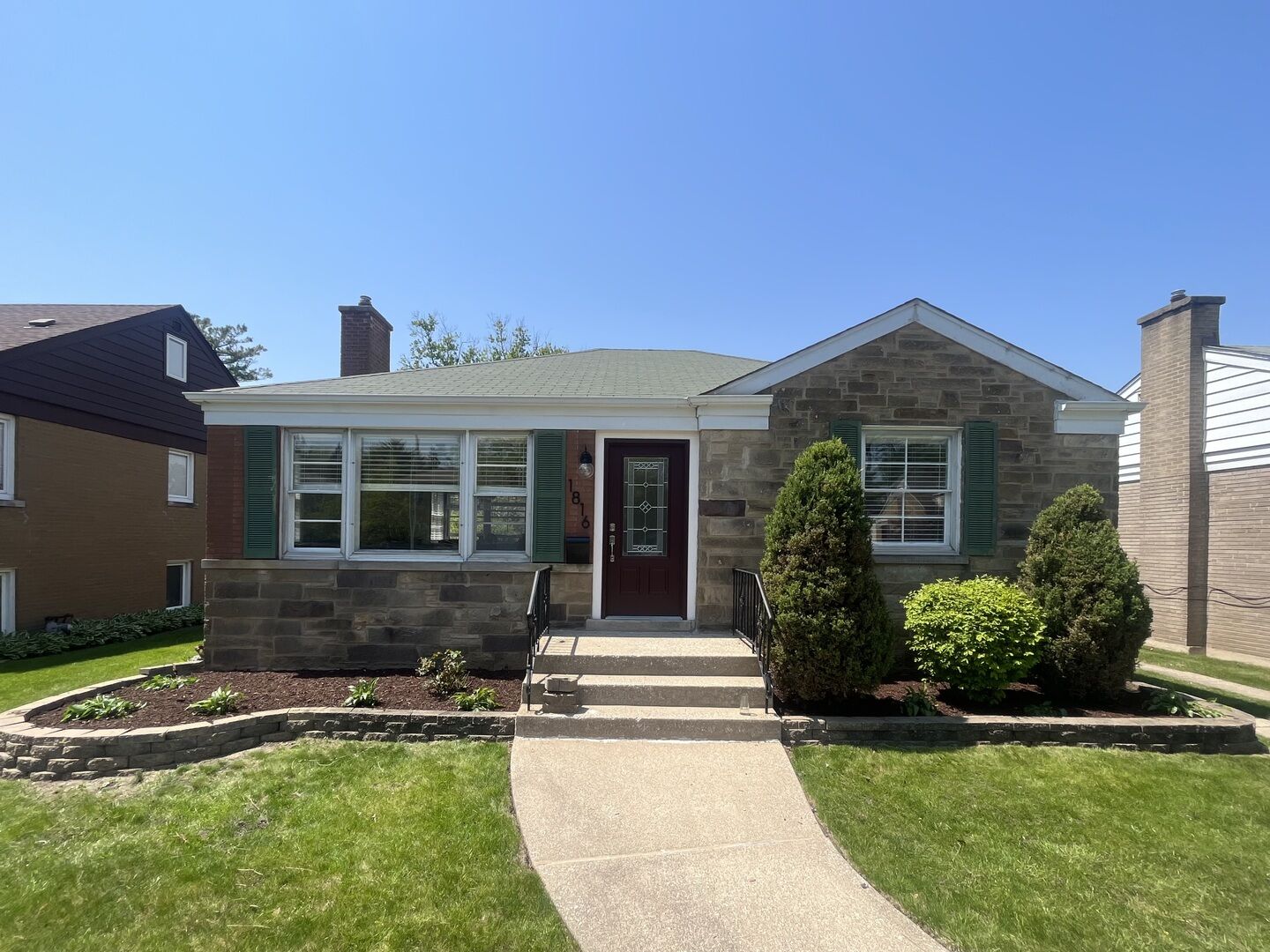 Property Photo: 1816 Hull Avenue IL 60154