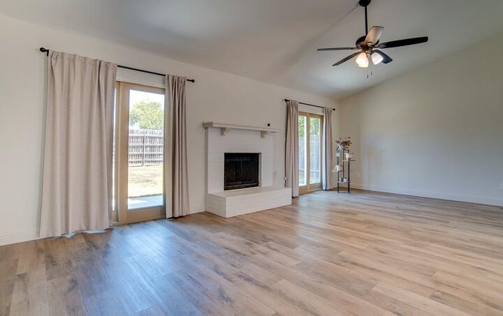 Property Photo:  1609 Country Lane  TX 76018 