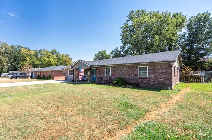 Property Photo:  902 W Harvard Street  AR 72761 