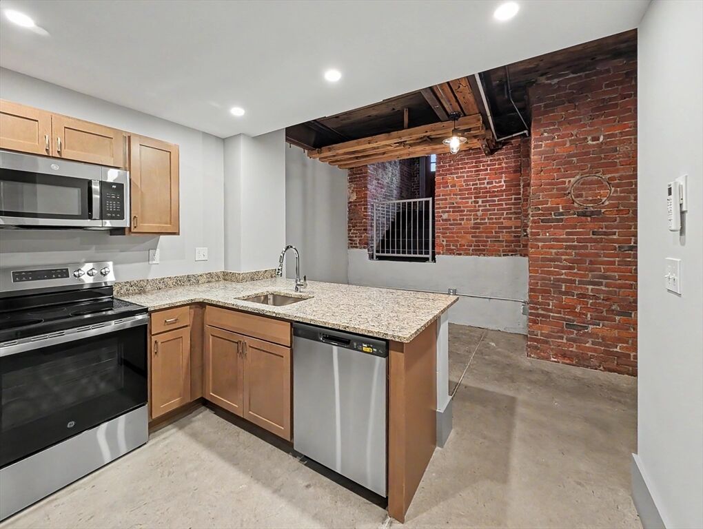 Property Photo: 90 Grove St Ll2 MA 01605