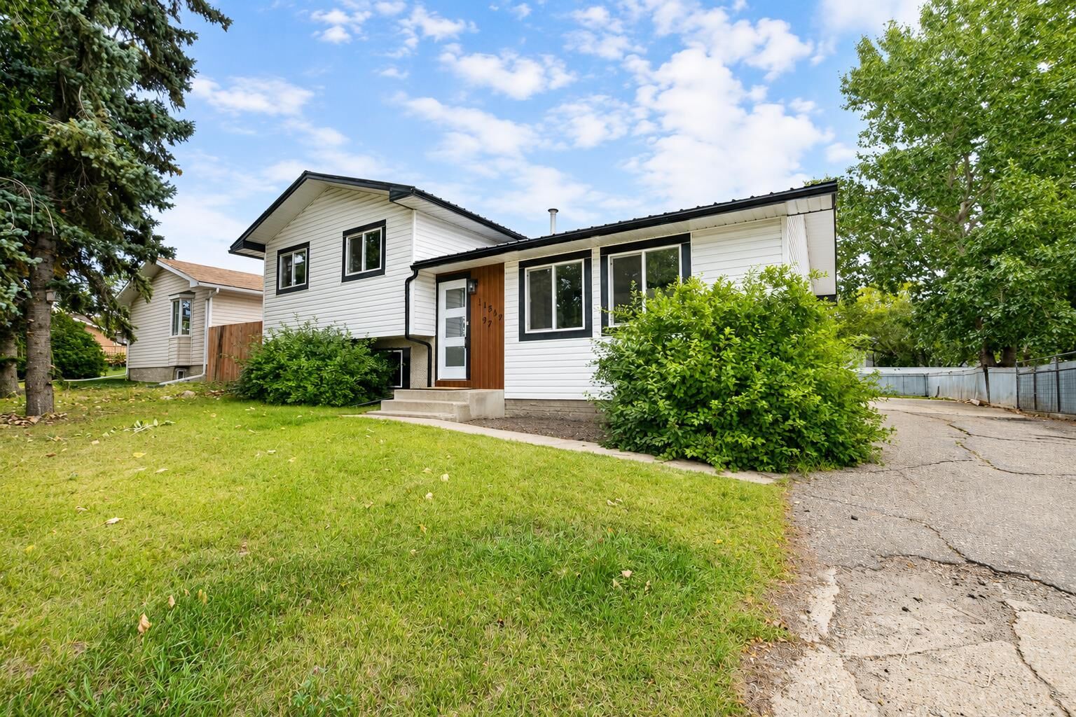Property Photo: 11809 97 Street AB T8V 3R4