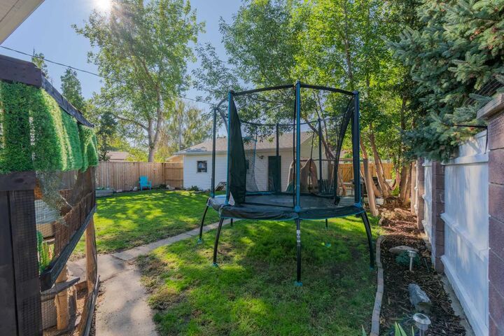 Property Photo:  1814 14 Avenue S  AB T1K 0V1 