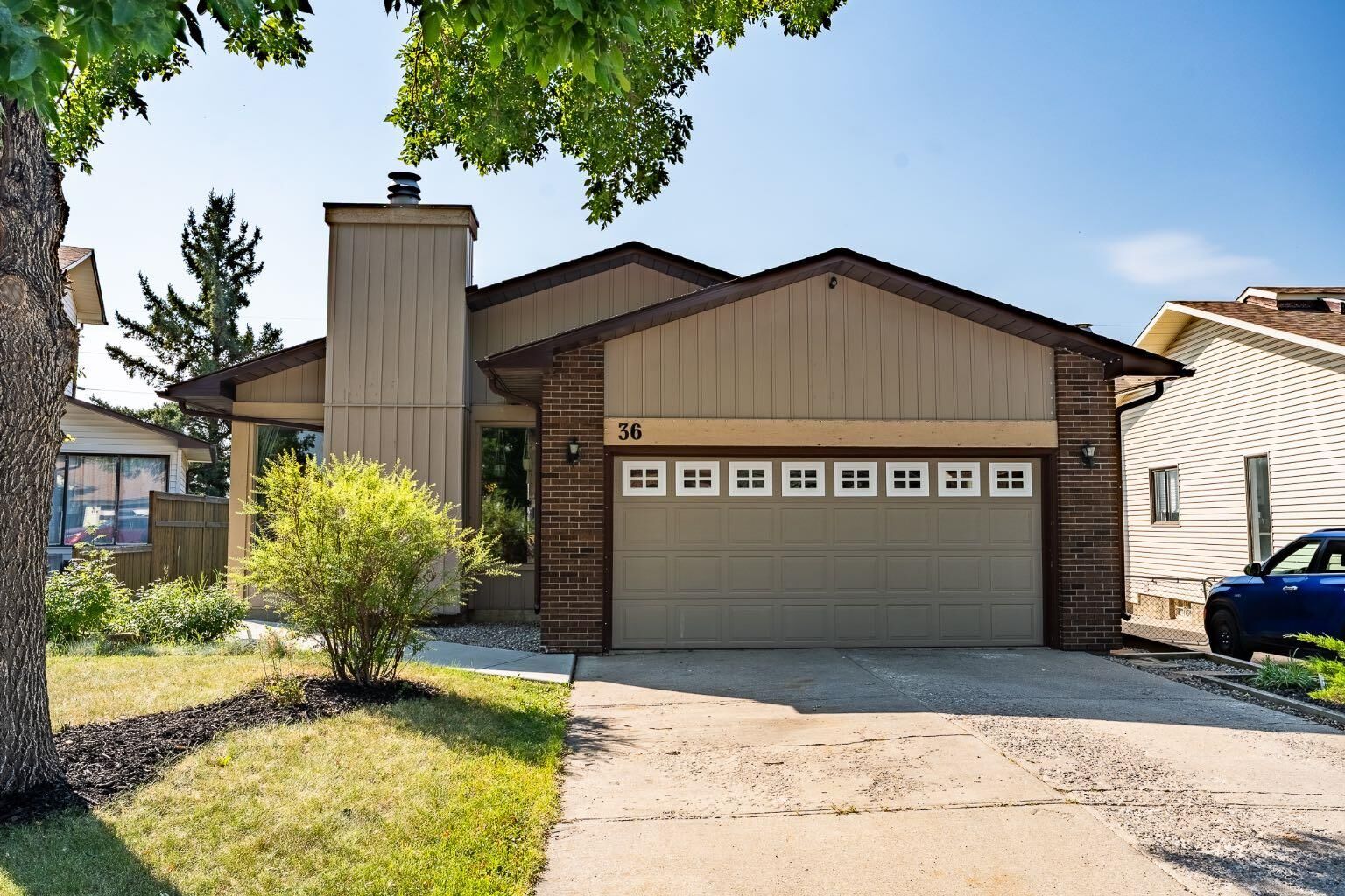 Property Photo:  36 Berkley Place NW  AB T3K 1A7 