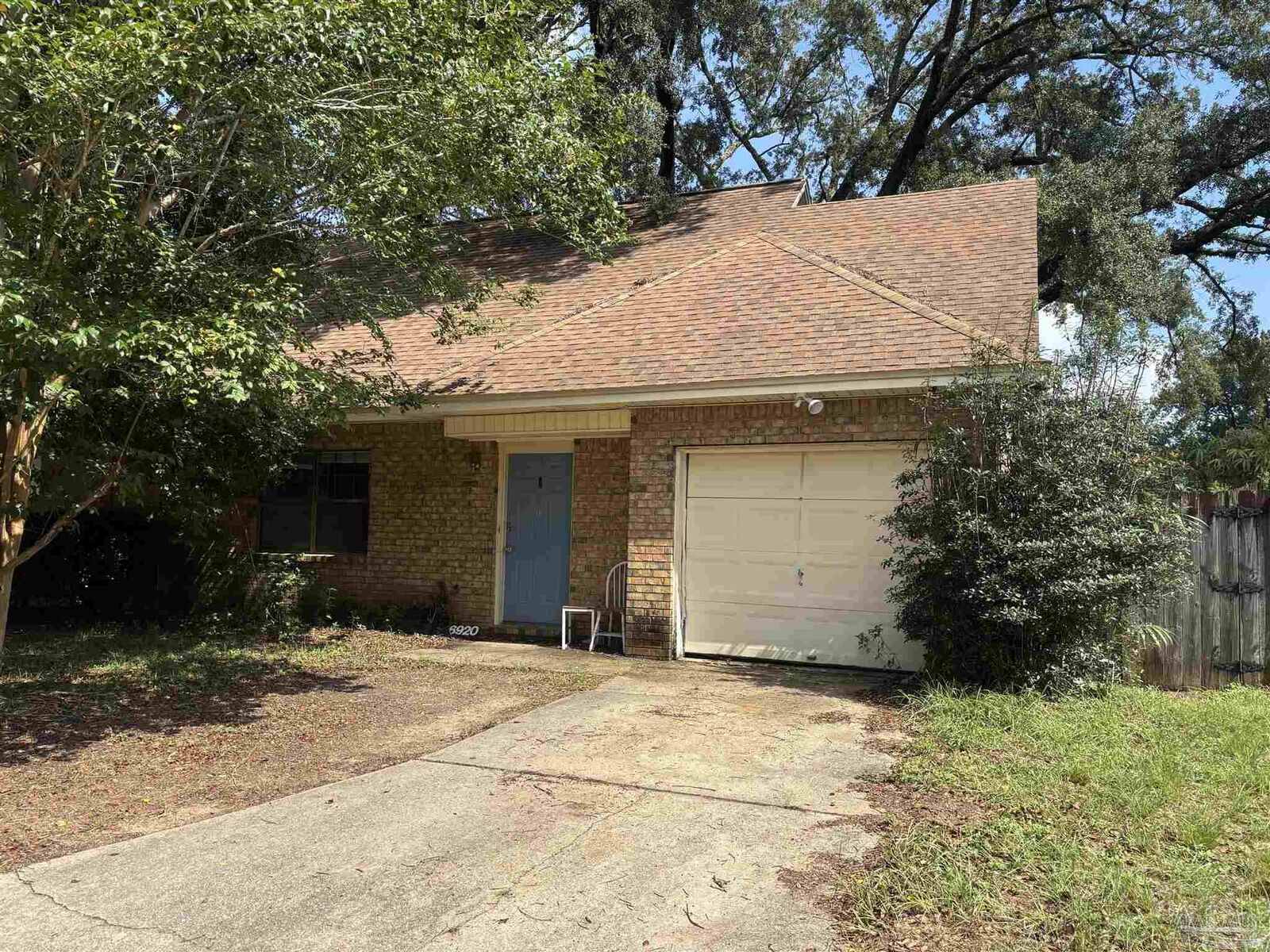 Property Photo: 6920 Heather Oaks Dr FL 32506