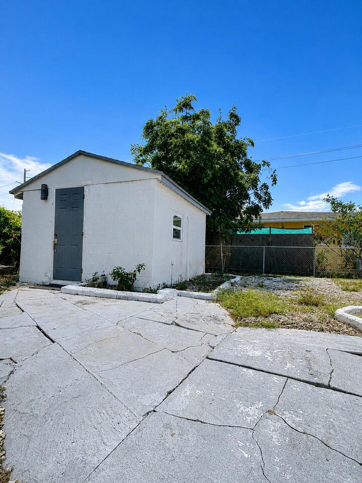Property Photo:  173 W 16th Street  FL 33404 