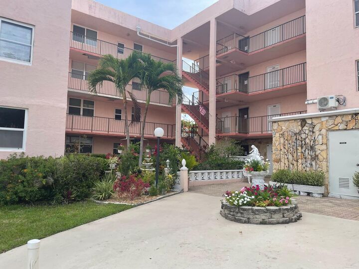 Property Photo:  2851 Somerset Drive 111  FL 33311 