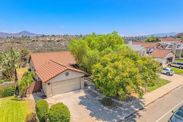 Property Photo:  637 Redlands Place  CA 91902 