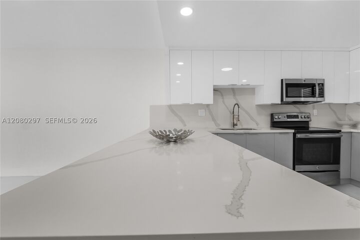 Property Photo: 5100 SW 90th Ave 109 FL 33328