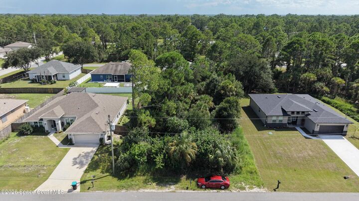 Property Photo: 582 Poplar Street SE FL 32909