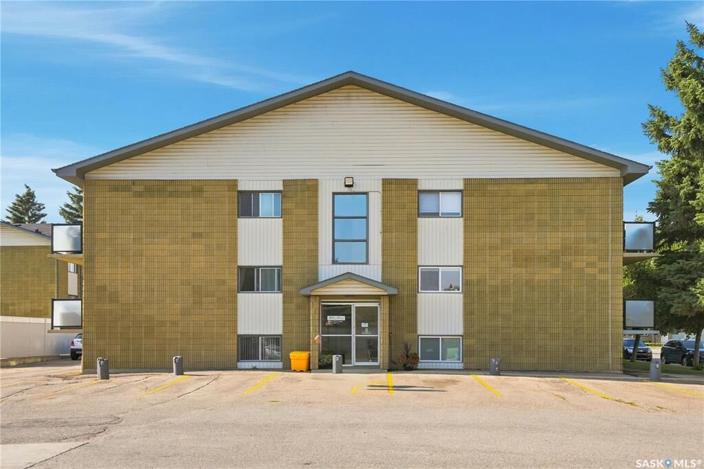 Property Photo:  111 St Lawrence Crescent 2  SK S7K 1G7 