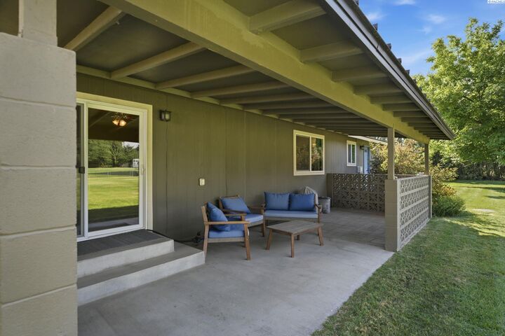 Property Photo: 2408 Rd 92 WA 99301