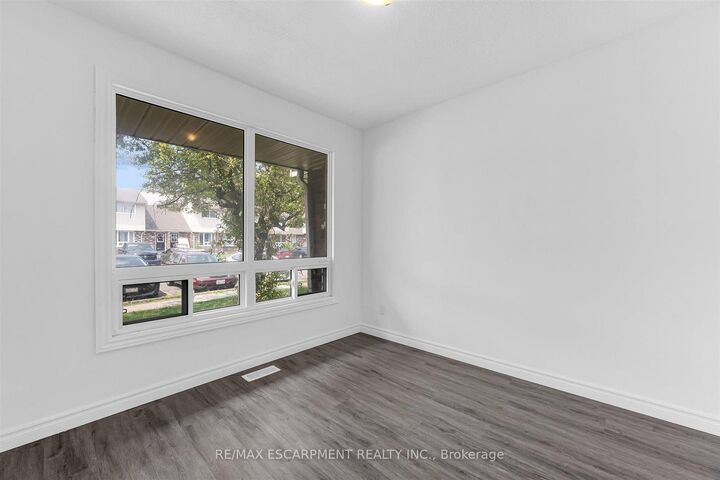 Property Photo:  100 Brownleigh Avenue 284  ON L3B 5V8 