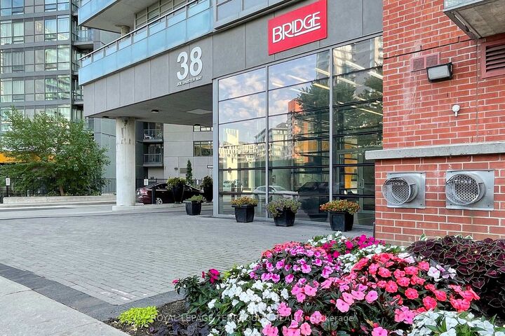 Photo de la propriété:  38 Joe Shuster Way 710  ON M6K 0A5 