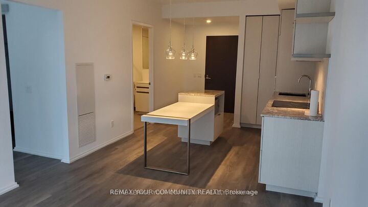 Property Photo:  197 Yonge Street 1607  ON M5B 0C1 