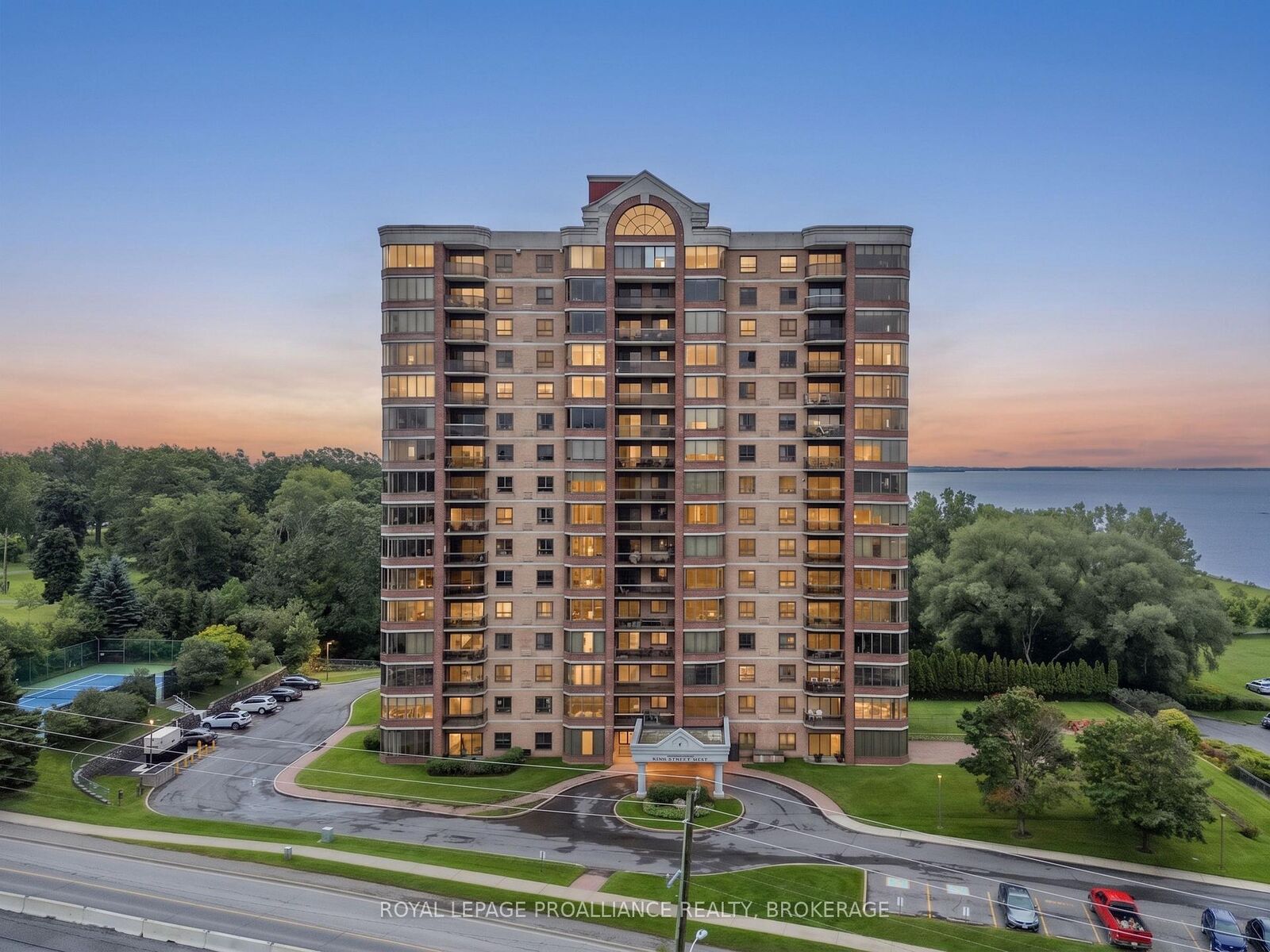Property Photo:  1000 King Street W 1401  ON K7M 8H3 