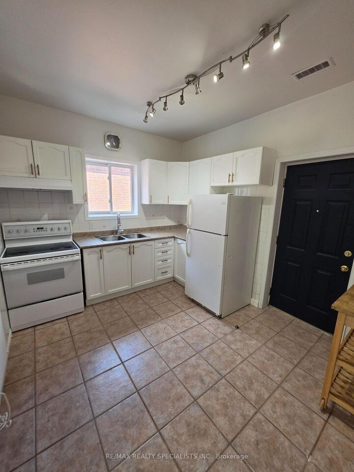Property Photo:  359 Barton Street E Second Floor  ON L8L 2X8 