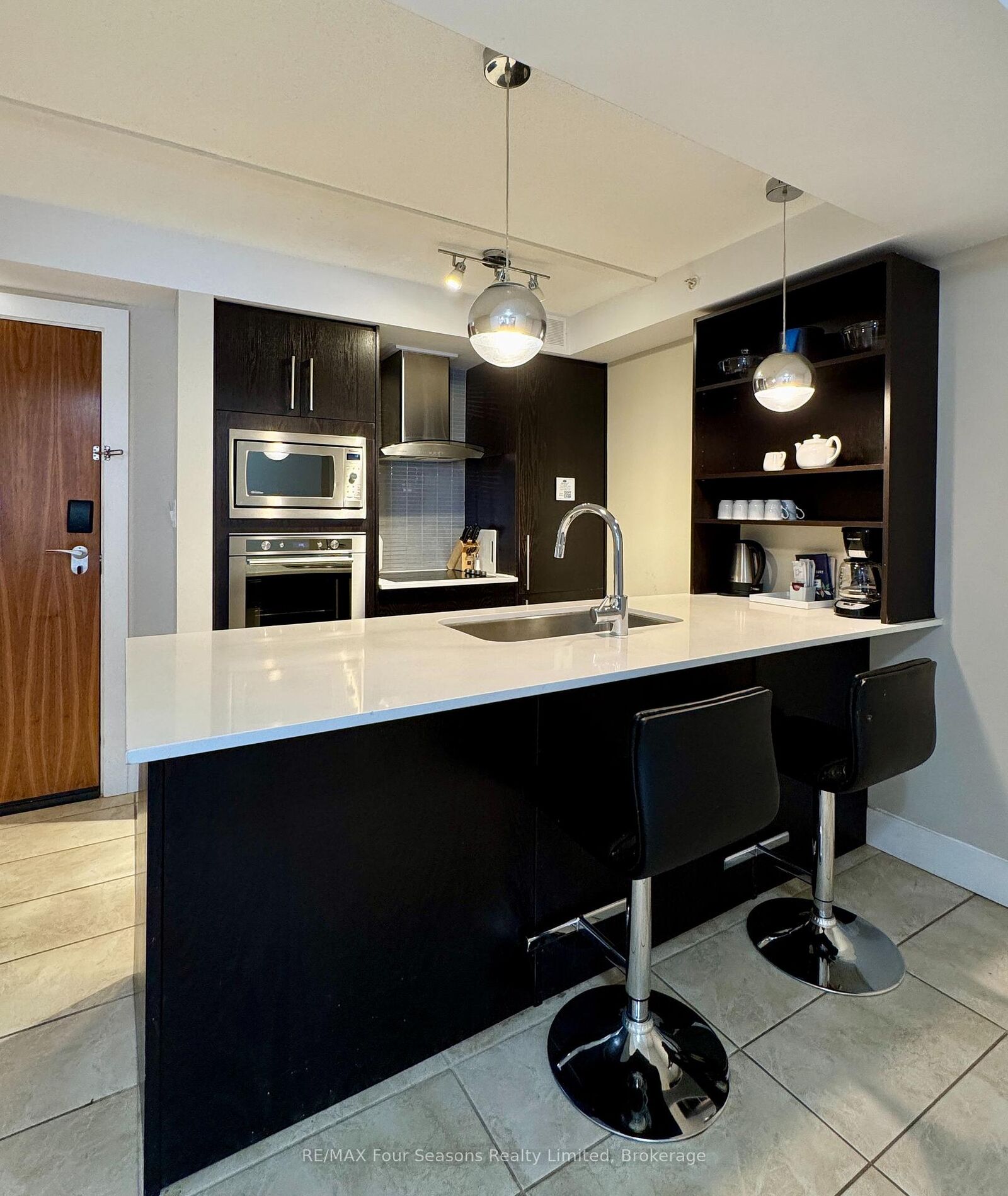 Property Photo:  9 Harbour Street E 5209  ON L9Y 5C5 