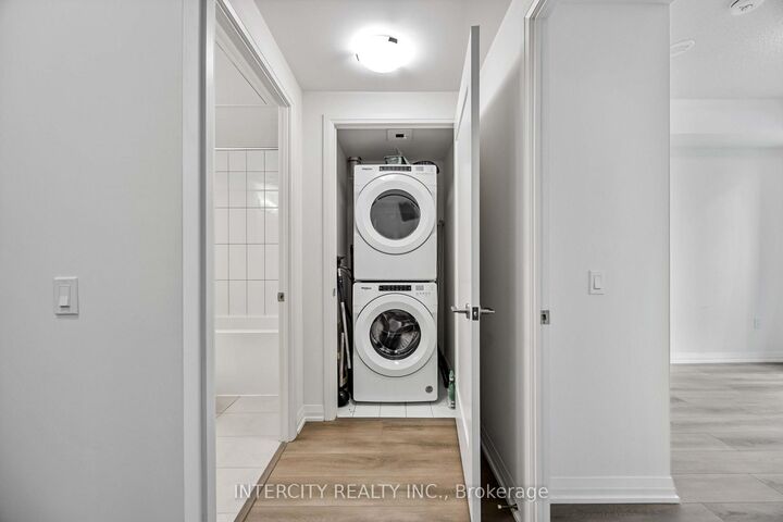 Property Photo:  9000 Jane Street 523  ON L4K 2M9 