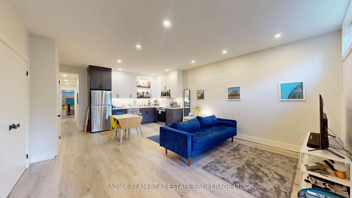 Photo de la propriété:  57 Vine Avenue Lower  ON M6P 1V6 