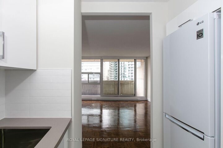 Property Photo:  33 Isabella Street 2712  ON M4Y 2P7 