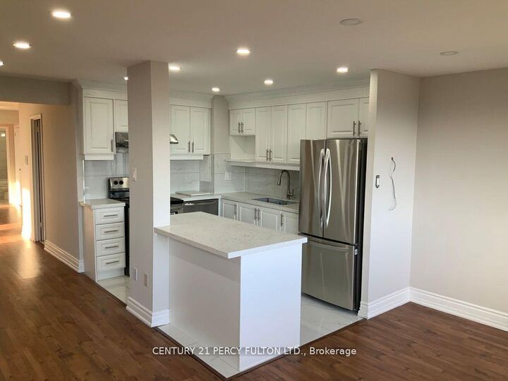 Property Photo: 10 Sunny Glen Way 1904 ON M3C 2Z3