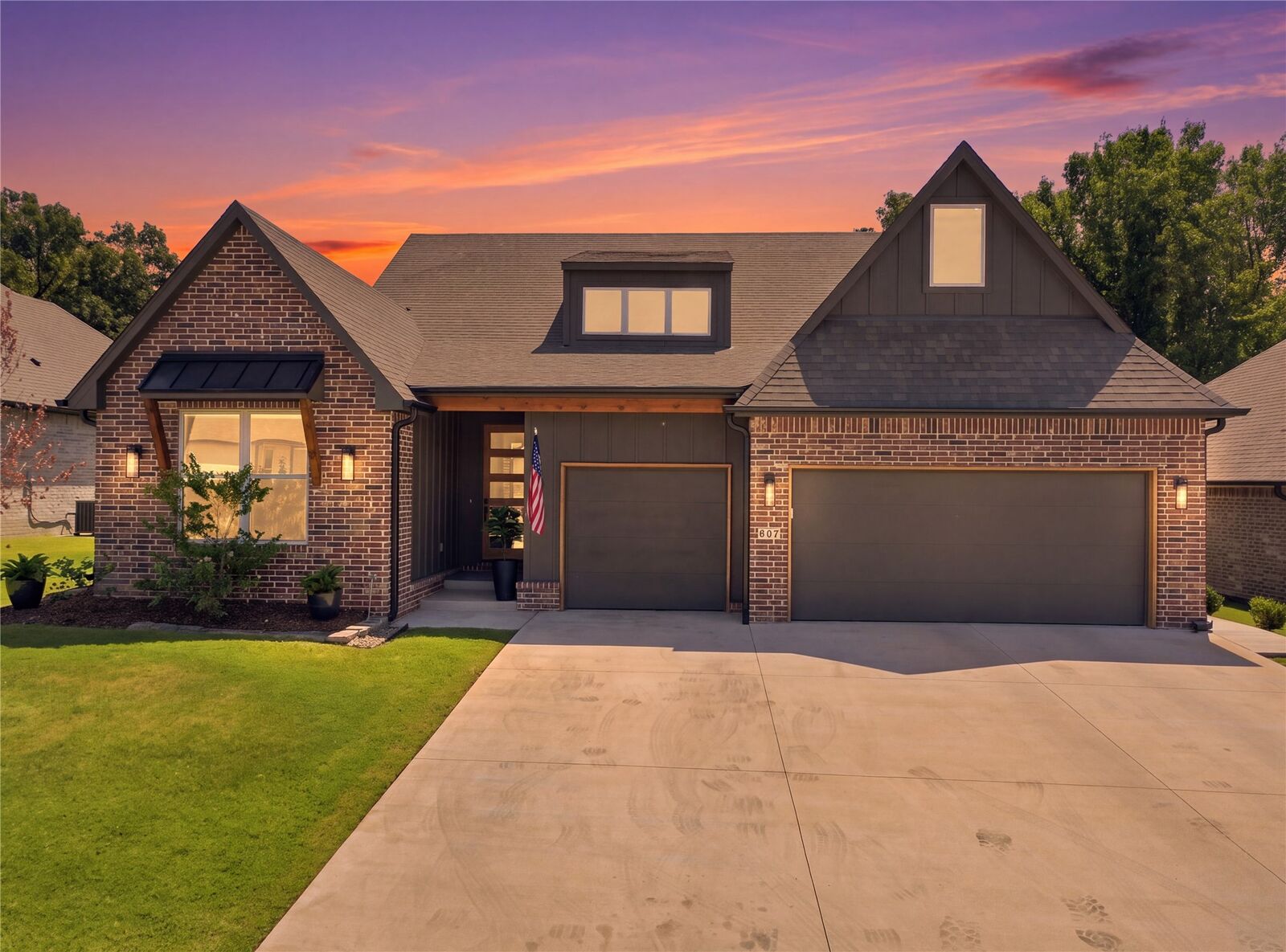 Property Photo:  807 E Jacksonville Street  OK 74012 