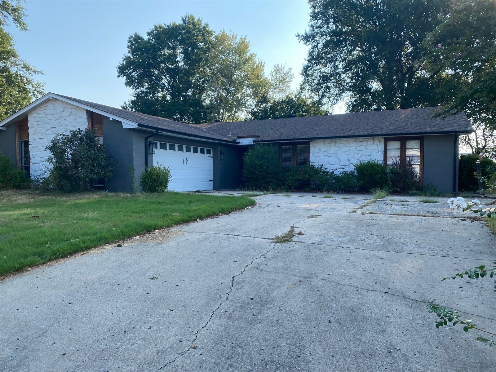Property Photo: 206 S Crabtree Road OK 74403