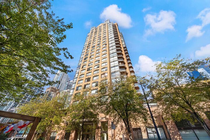 Property Photo: 1189 Howe Street 907 BC V6Z 2X4