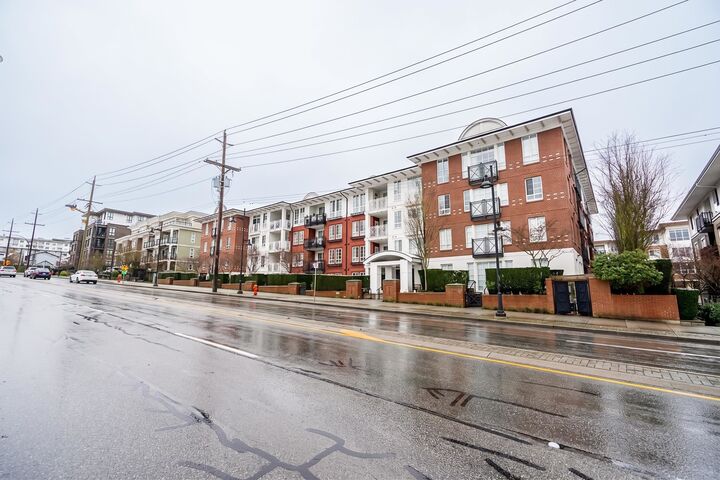 Property Photo:  618 Como Lake Avenue 213  BC V3J 0G1 