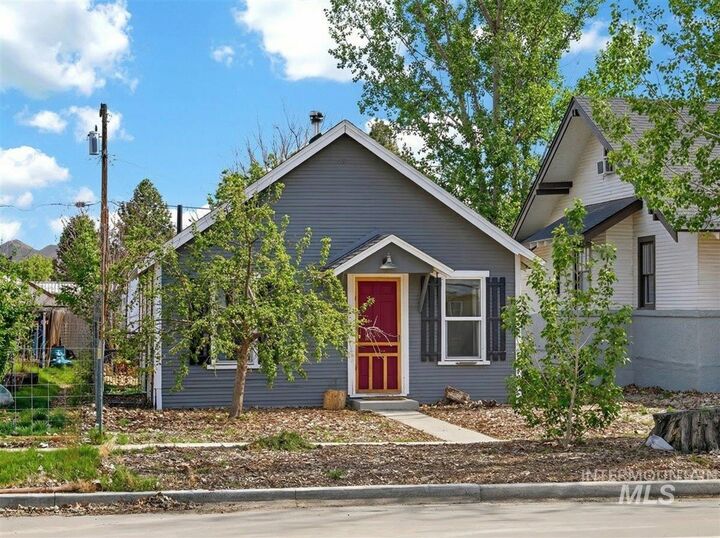 Property Photo:  722 S Washington  ID 83617 