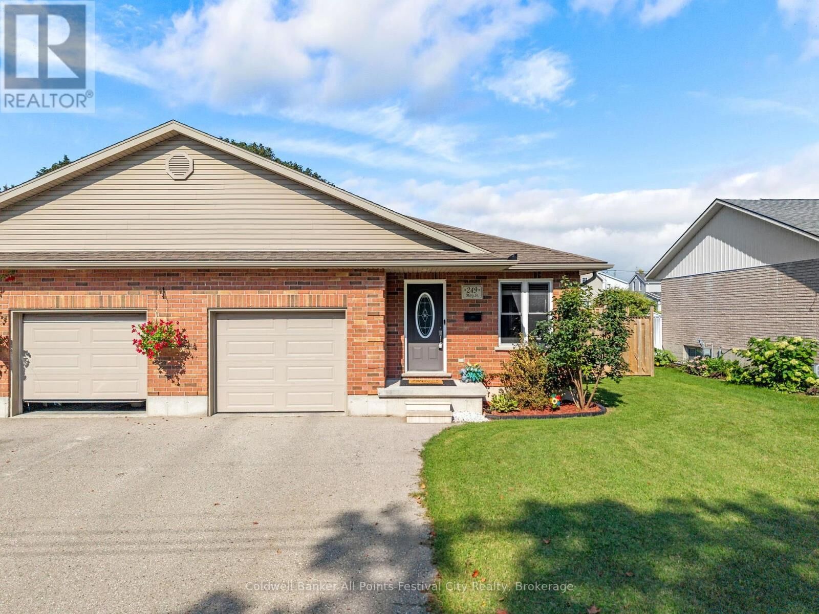 Property Photo:  249 Mary Street  ON N7A 3B1 