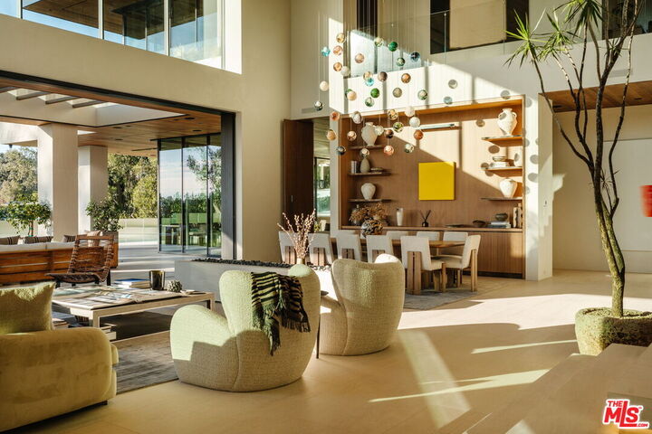 Property Photo: 401 N Tigertail Rd CA 90049