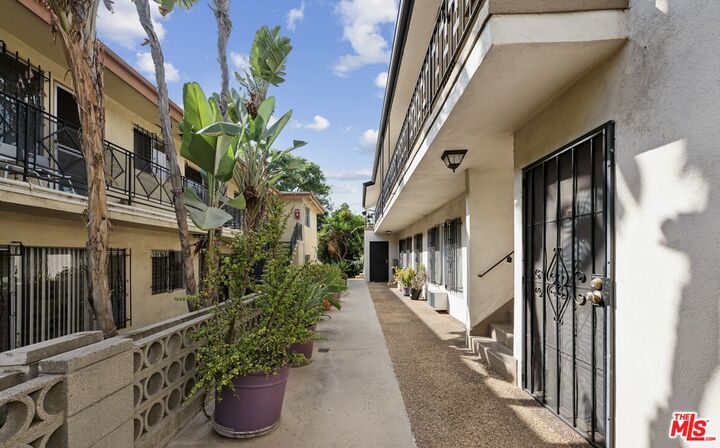 Property Photo:  633 N Hayworth Ave, Unit 1  CA 90048 