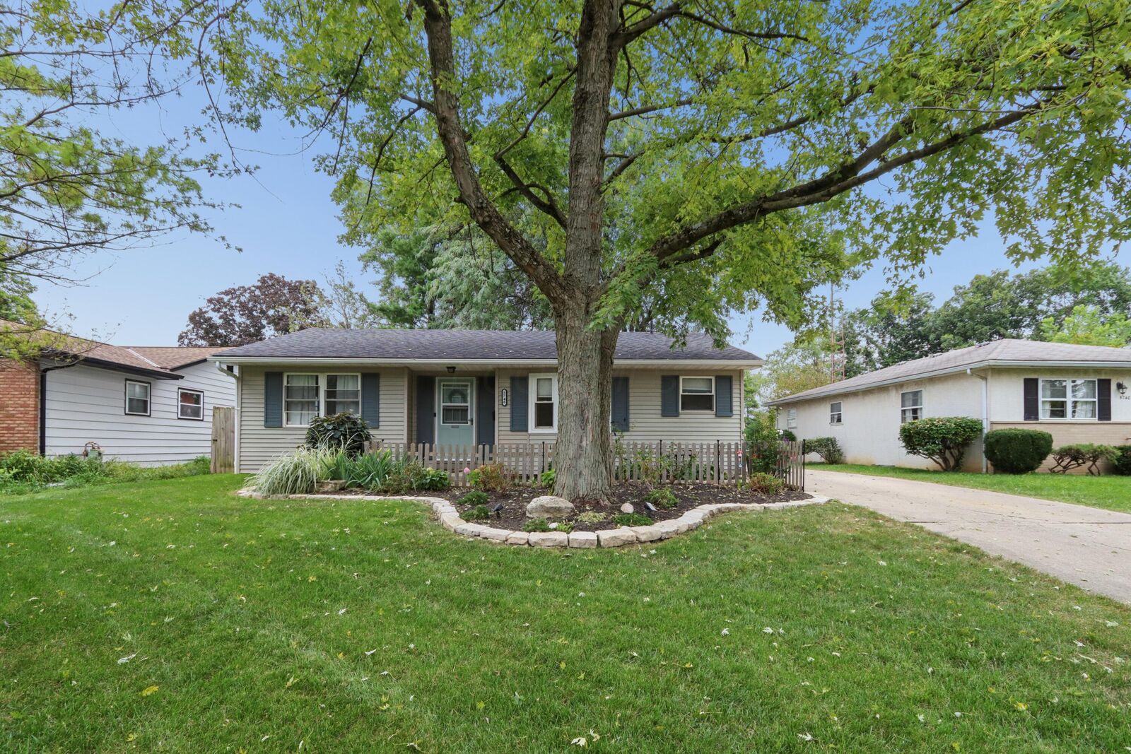 Property Photo: 5748 N Meadows Boulevard OH 43229