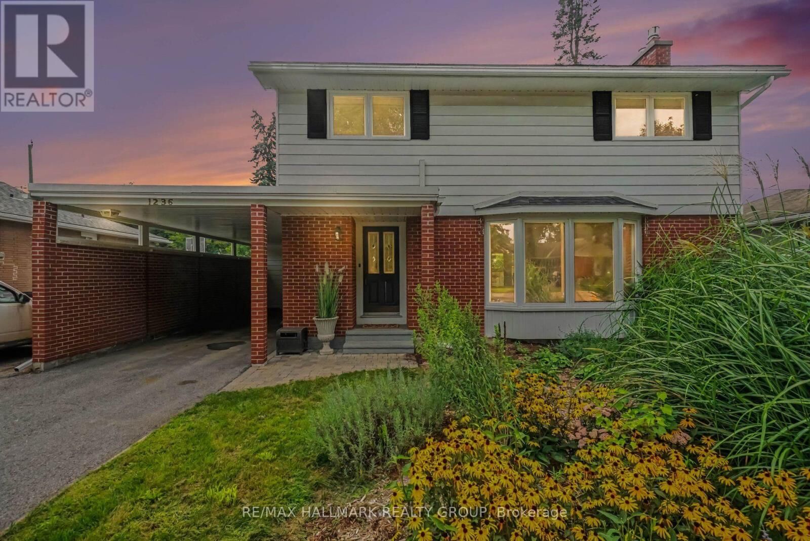 Property Photo: 1236 Amesbrooke Drive ON K2C 2E6