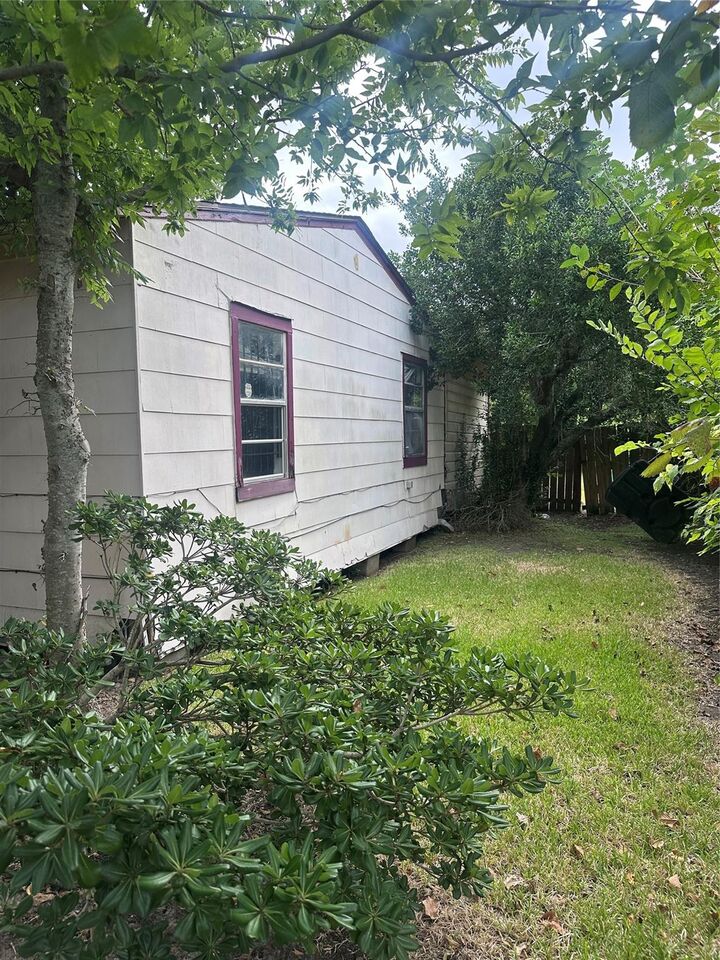 Property Photo:  2308 Russell Street  TX 77026 