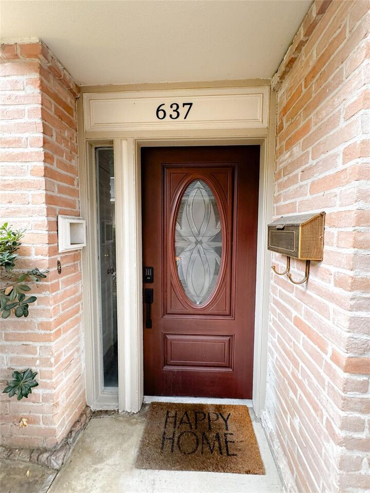 Property Photo: 637 S Ripple Creek Drive 637 TX 77057