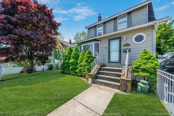 Property Photo:  426 Midwood Avenue  NY 11710 