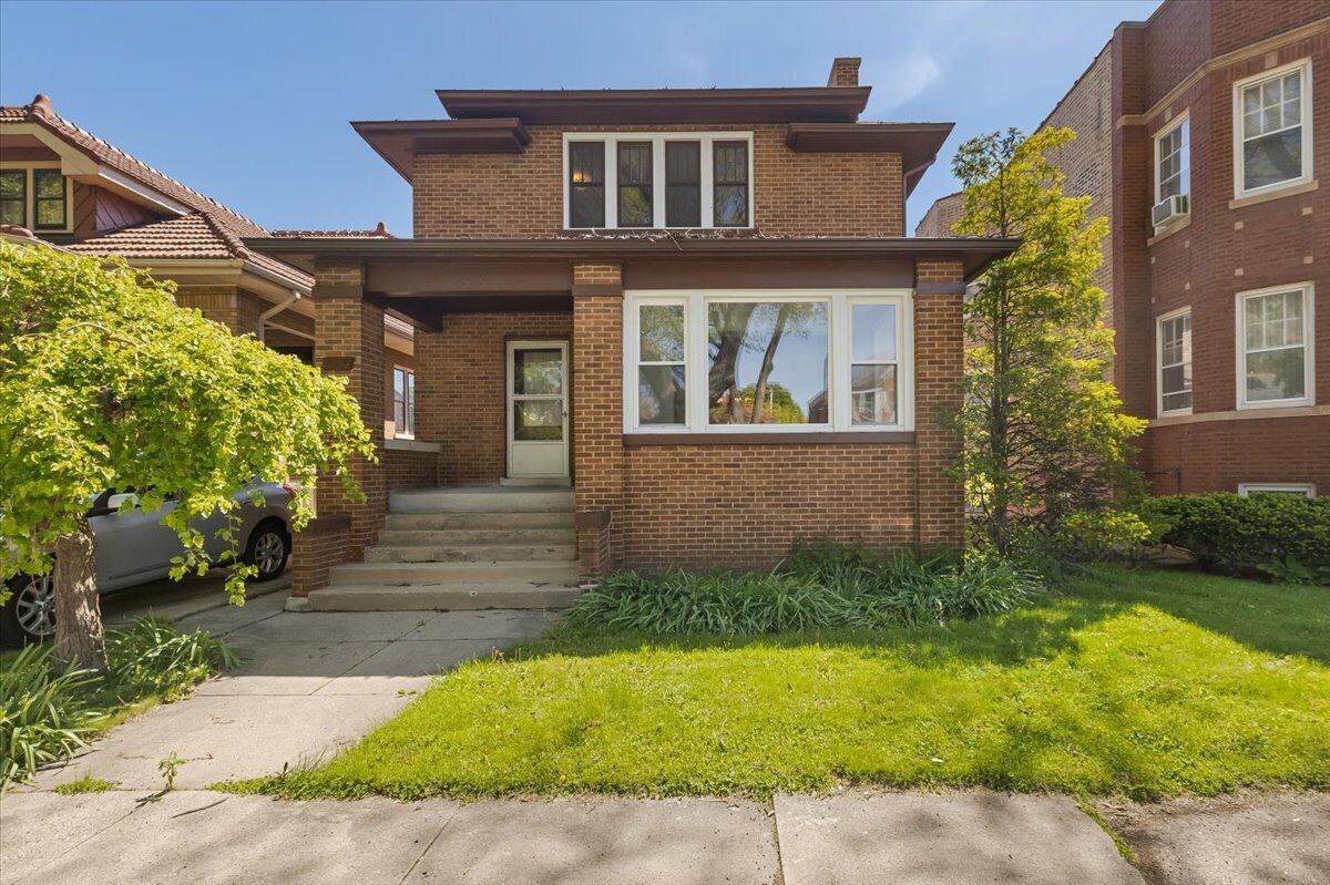 Property Photo: 6515 N Maplewood Avenue IL 60645