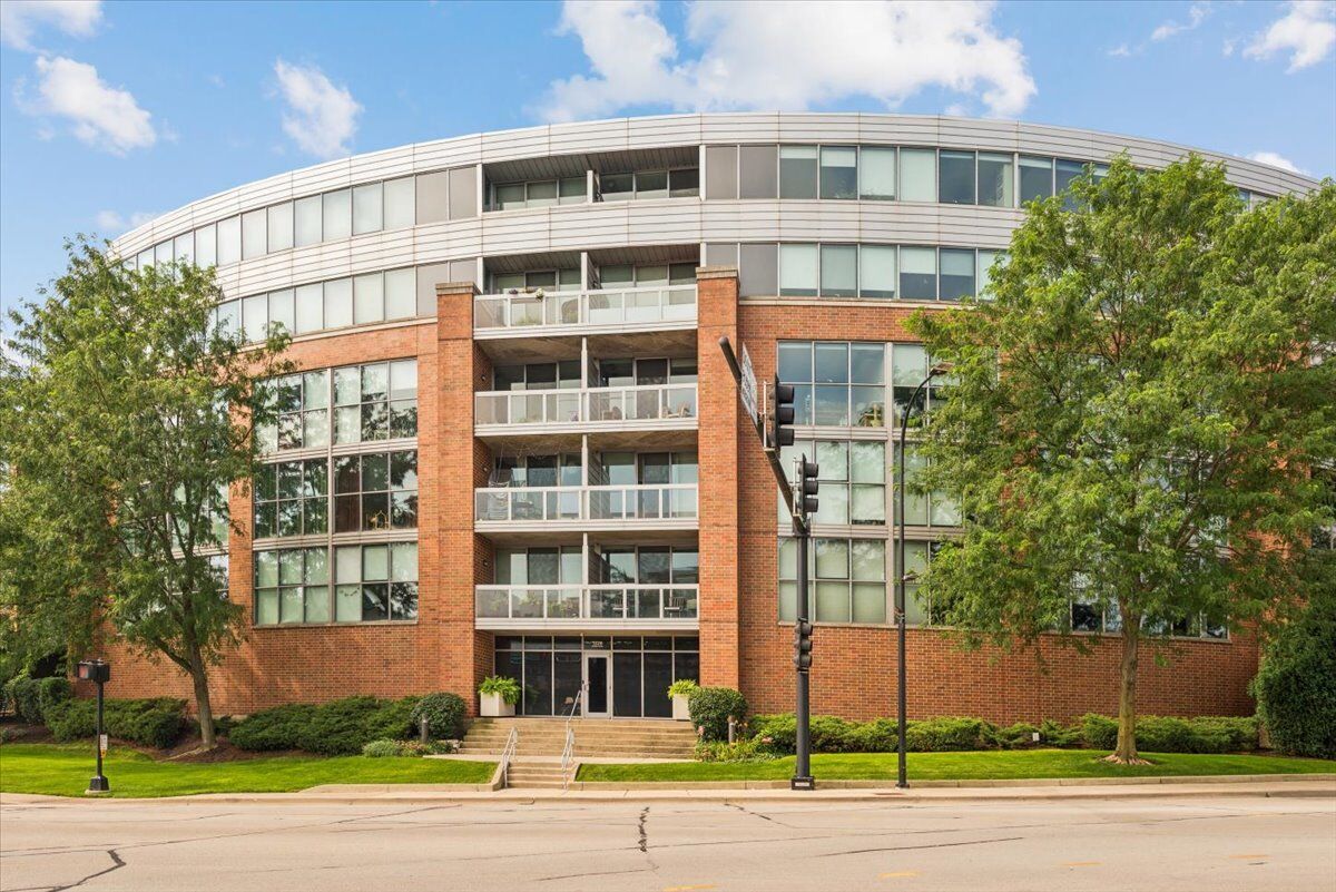 Property Photo: 1228 Emerson Street 603 IL 60201