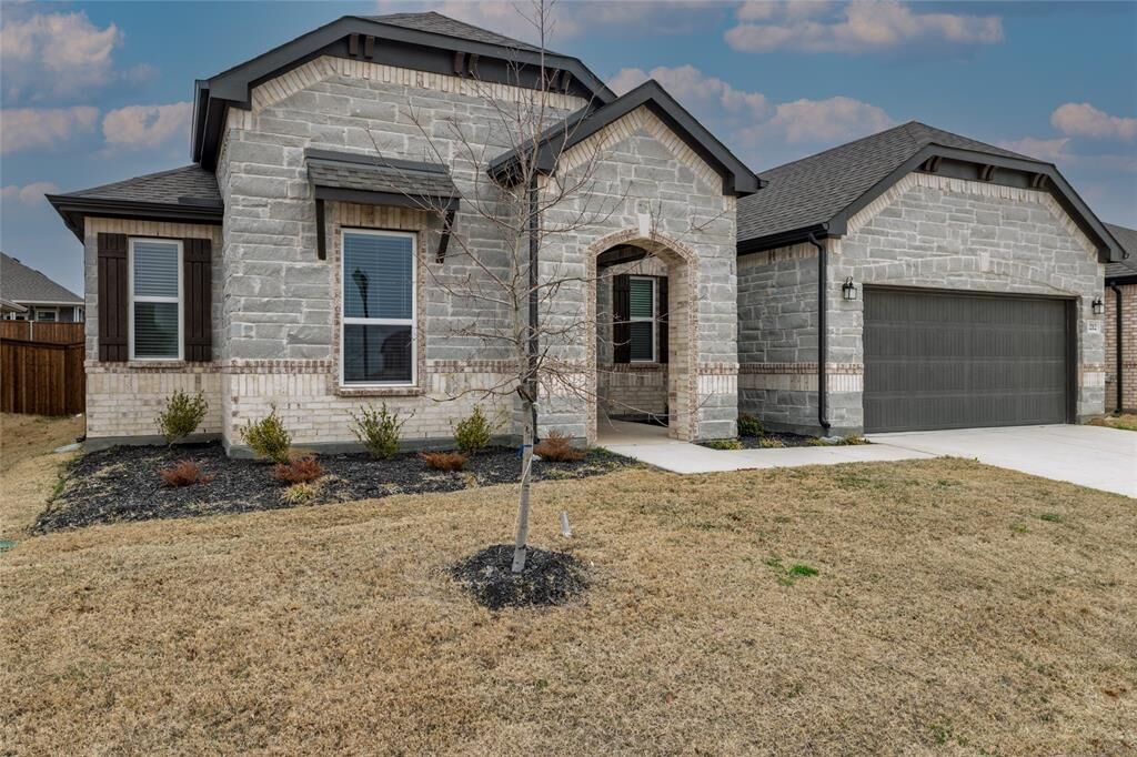 Property Photo:  212 Colvin Lane  TX 76247 
