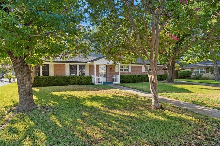 Property Photo:  512 Brown Trail Court  TX 76053 