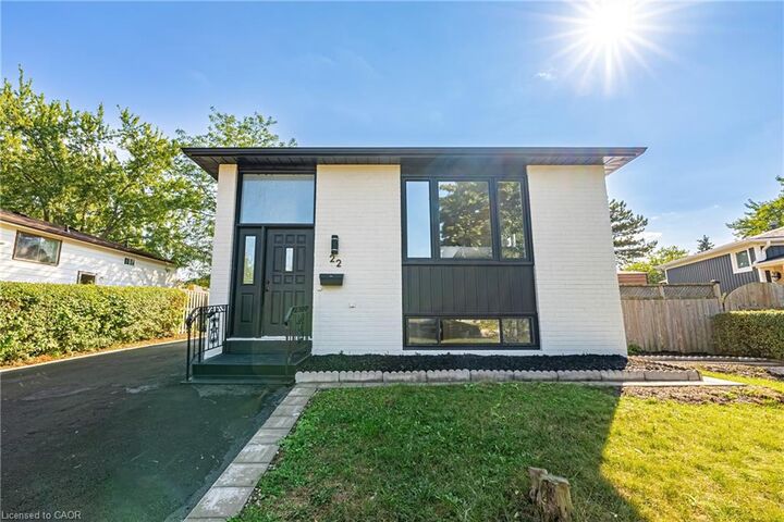 Property Photo:  22 William Johnson Street Main  ON L8J 1B4 
