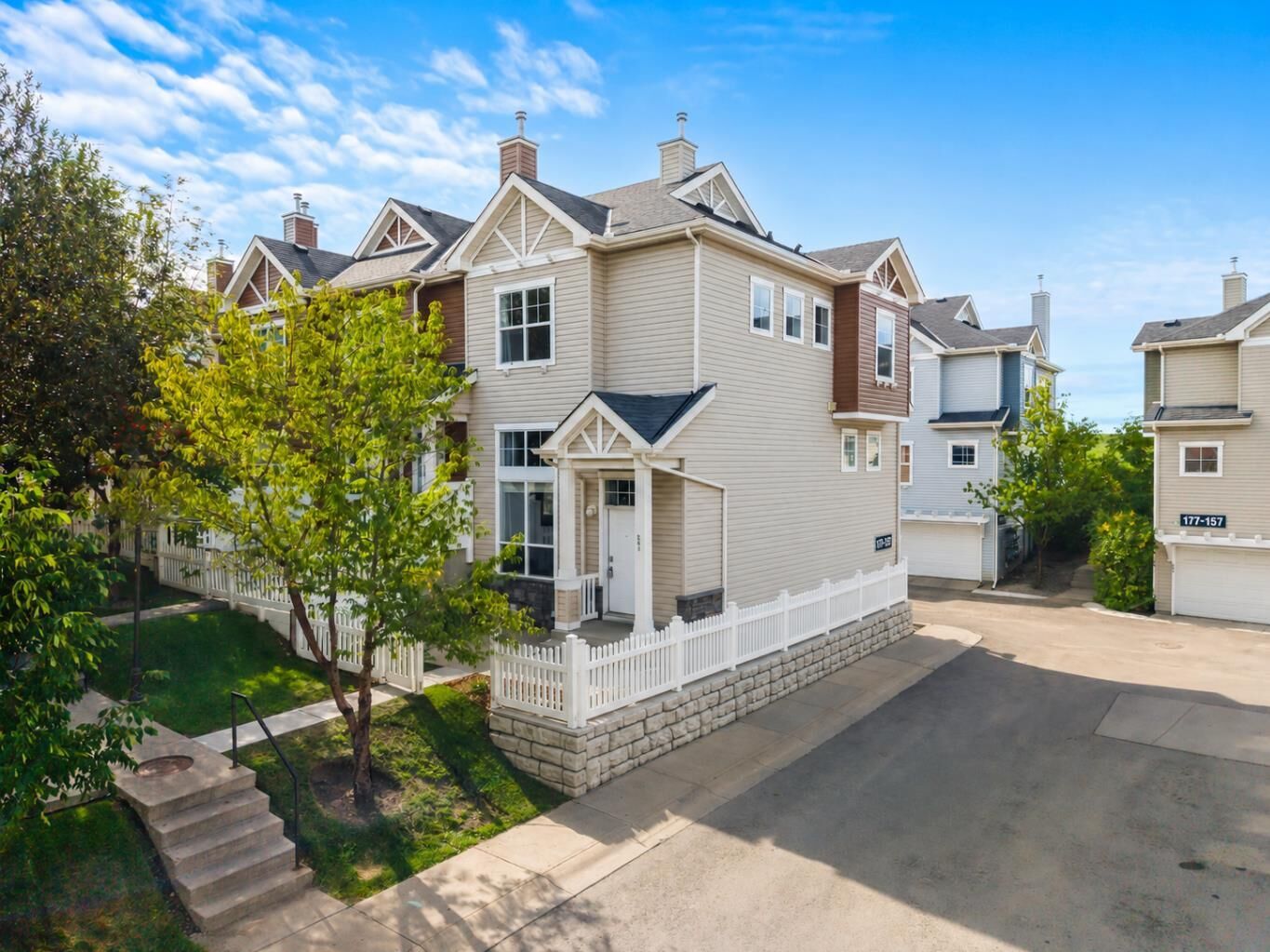 Property Photo:  241 Elgin Gardens SE  AB T2Z 4T6 