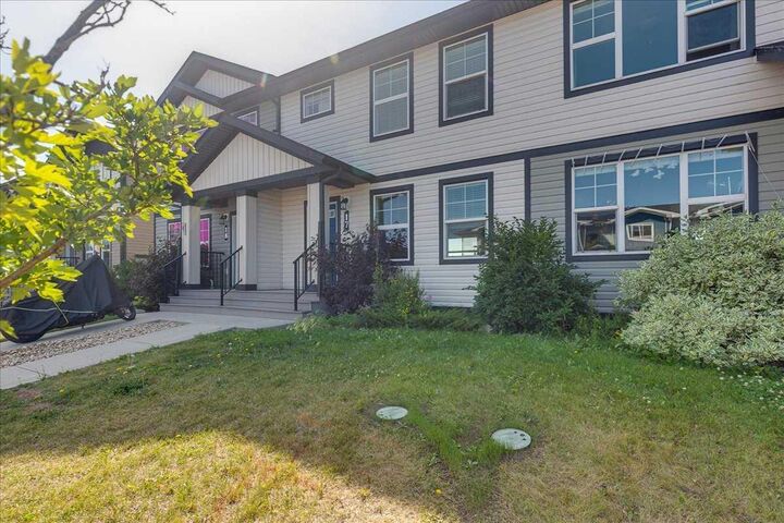 Property Photo:  17 Hawthorn Place  AB T4S 0R8 