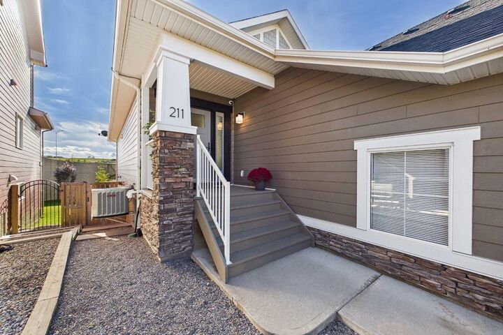 Property Photo:  211 Valley Pointe Place NW  AB T3B 6B2 
