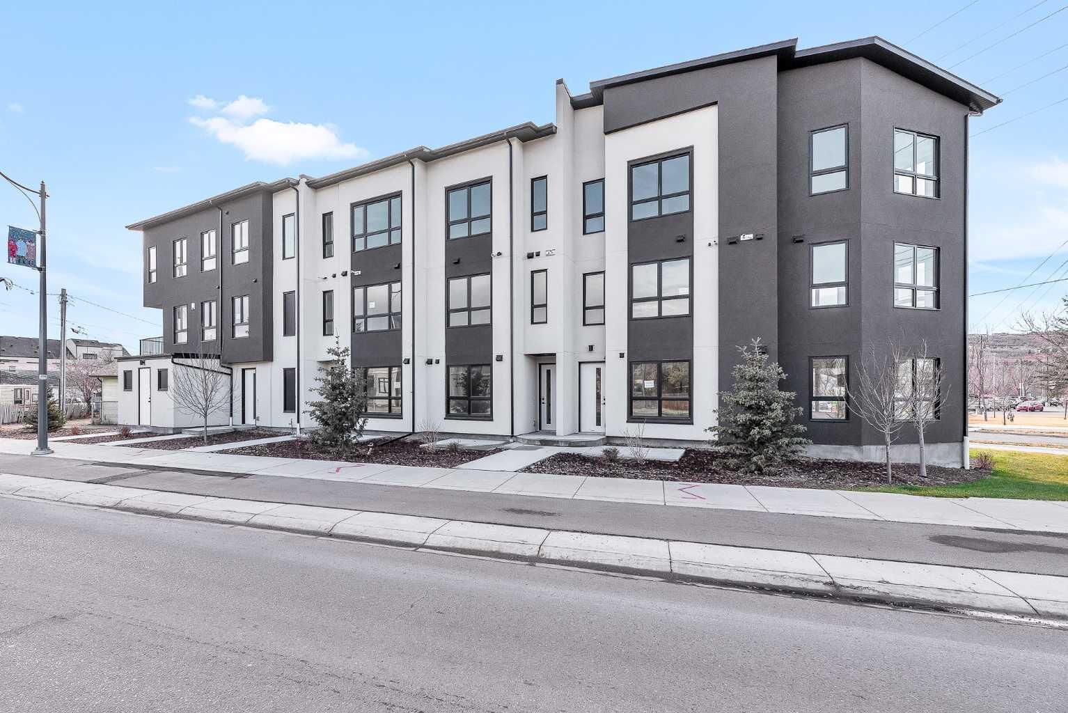 Property Photo:  4905 Bowness Road NW  AB T3B 1H1 