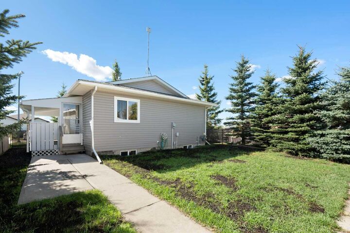 Property Photo:  1198 Kildeer Close  AB T0M 0W0 