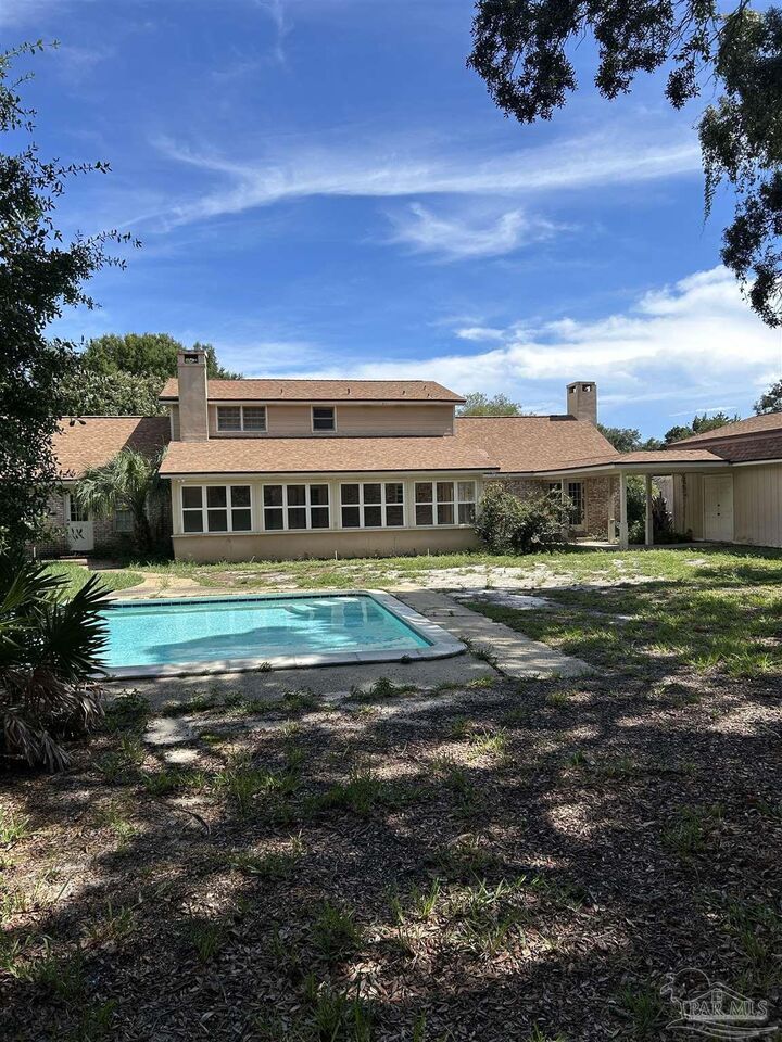 Property Photo: 817 Bay Cliffs Rd FL 32561