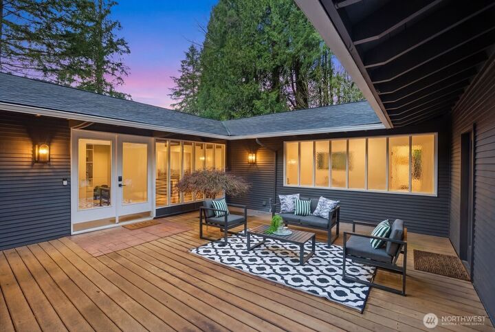 Property Photo:  1520  Sycamore Drive SE  WA 98027 